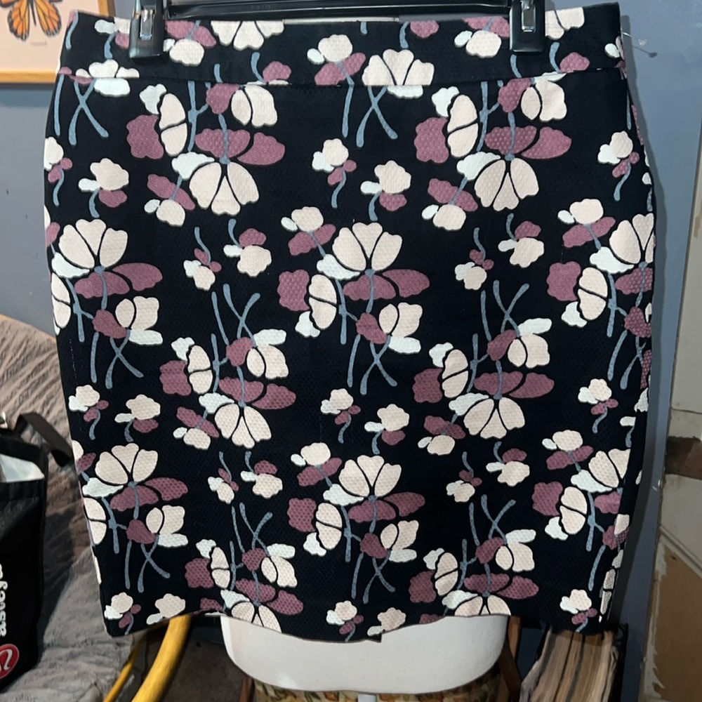 Ann Taylor 10 petite black with mauve and pink floral print back zipper